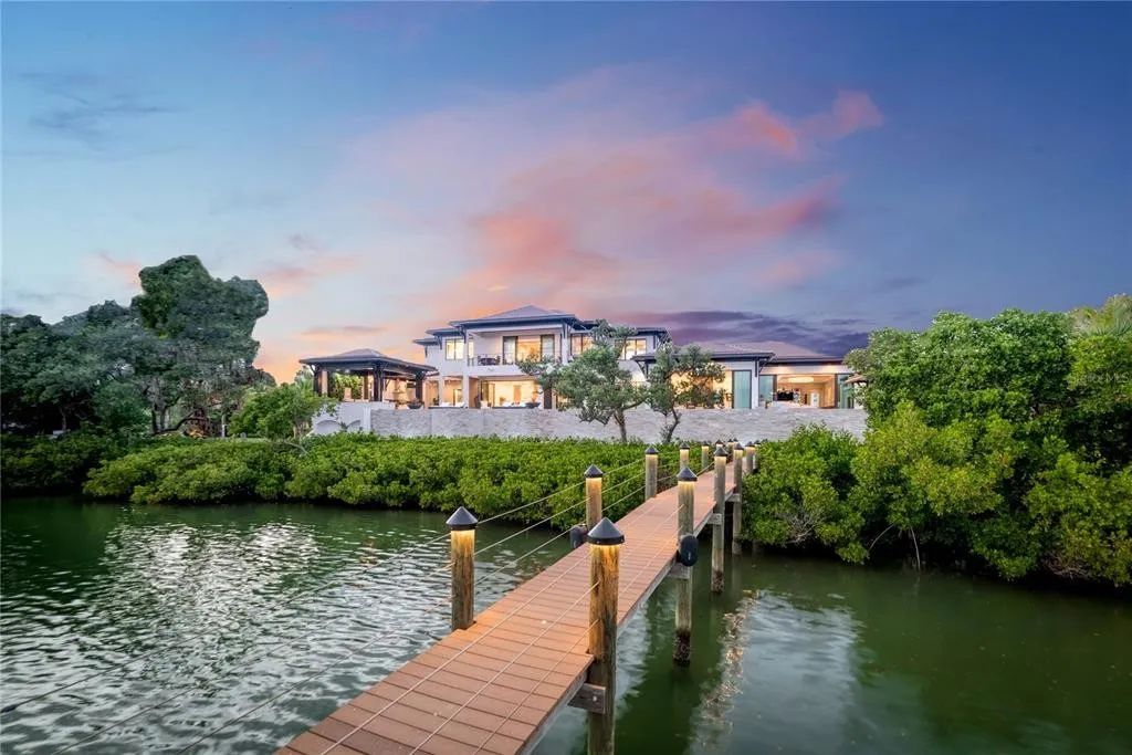 3799 Flamingo Avenue, Sarasota, Florida is an island paradise and strategically located to provide quick access to Sarasota’s shopping, dining, and world-renowned attractions, designed for entertaining and a relaxed island lifestyle. 