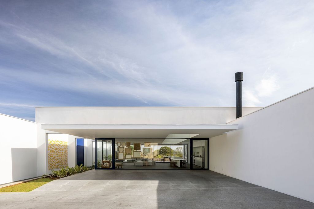 Galeria House with impressive white facade in Brazil by BLOCO Arquitetos 1