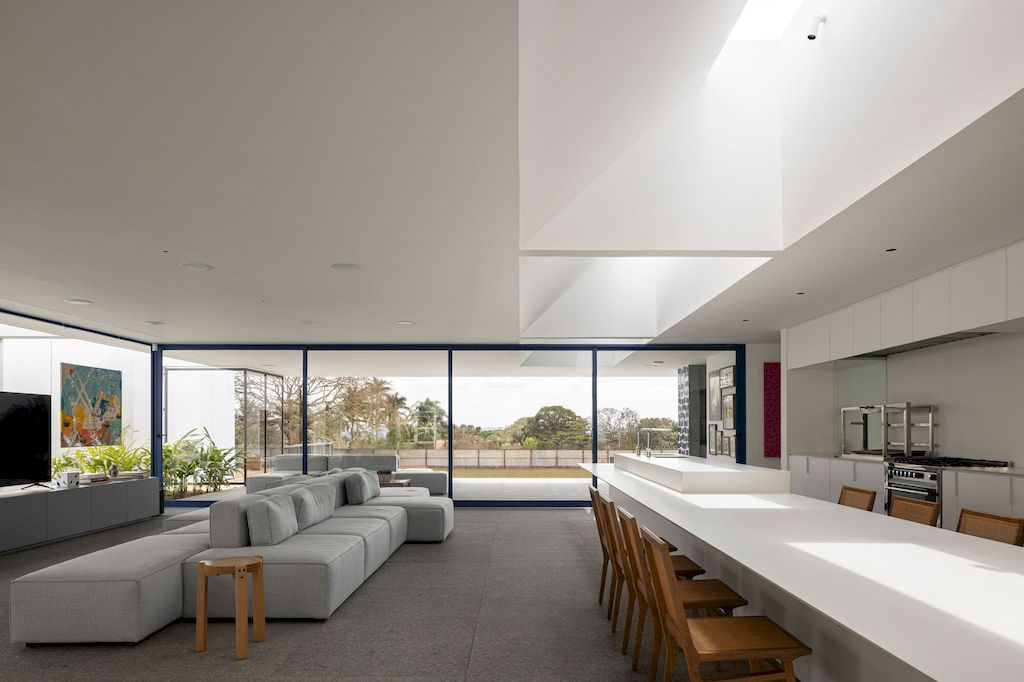 Galeria House with Impressive white facade in Brazil by BLOCO Arquitetos