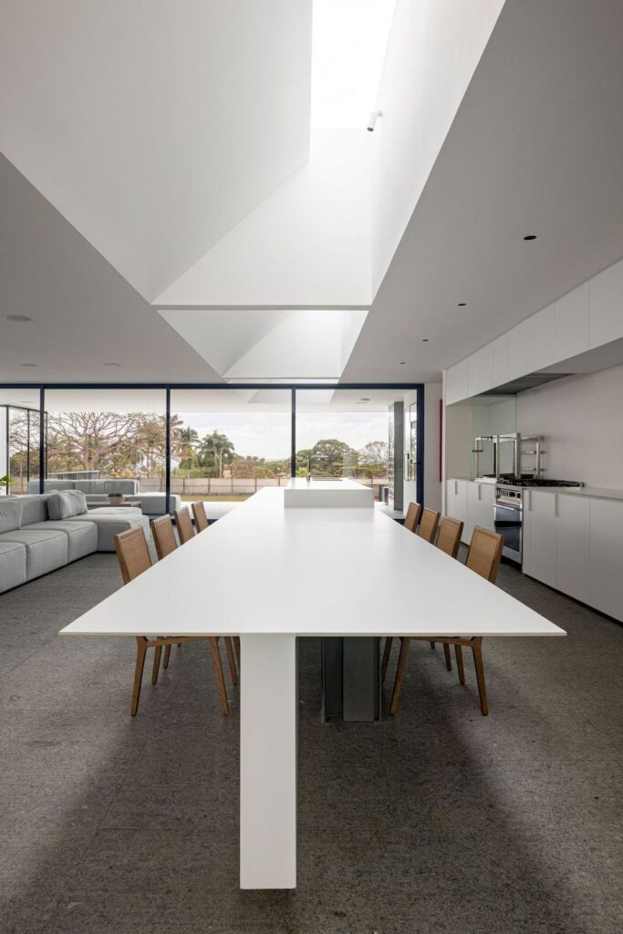 Galeria House with impressive white facade in Brazil by BLOCO Arquitetos 11