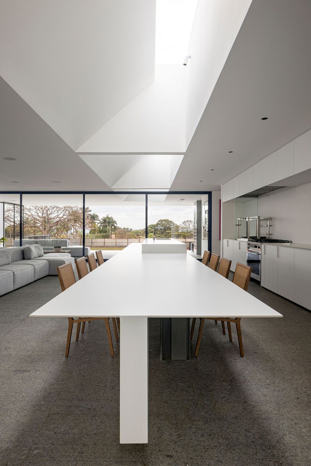 Galeria House with Impressive white facade in Brazil by BLOCO Arquitetos