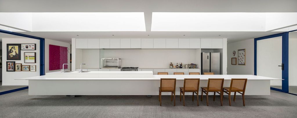 Galeria House with Impressive white facade in Brazil by BLOCO Arquitetos
