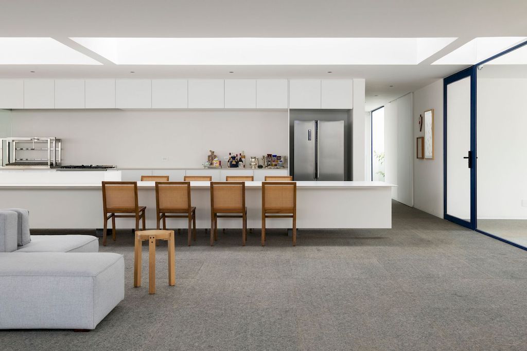 Galeria House with impressive white facade in Brazil by BLOCO Arquitetos 13