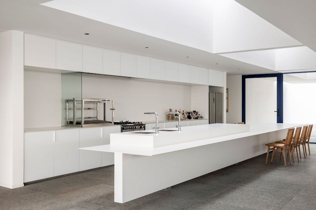 Galeria House with Impressive white facade in Brazil by BLOCO Arquitetos