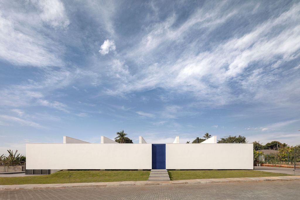 Galeria House with Impressive white facade in Brazil by BLOCO Arquitetos