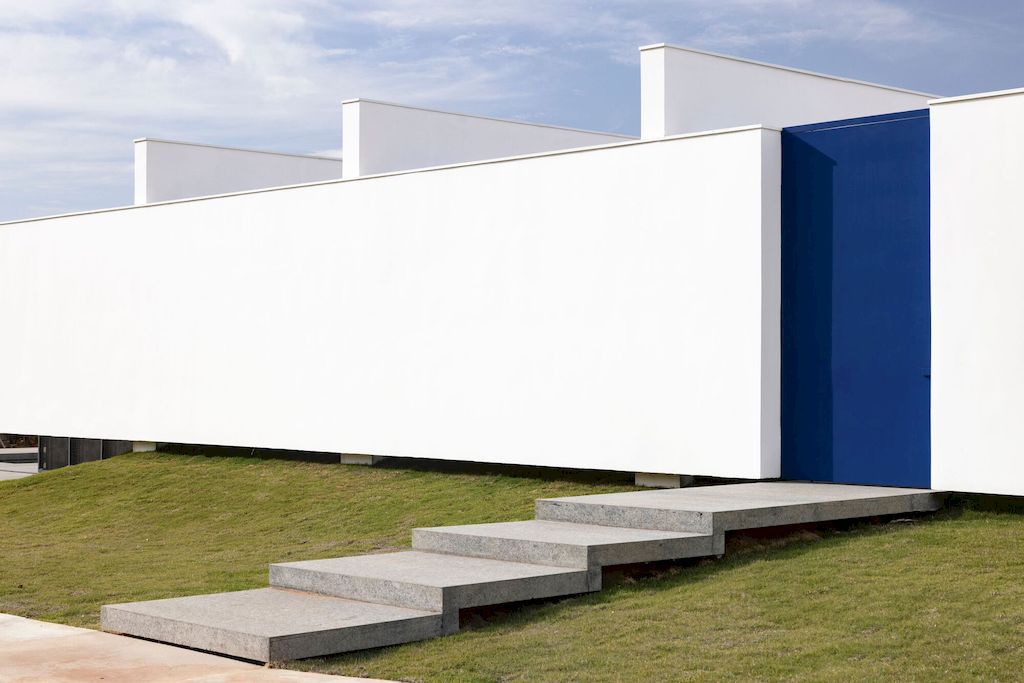 Galeria House with Impressive white facade in Brazil by BLOCO Arquitetos