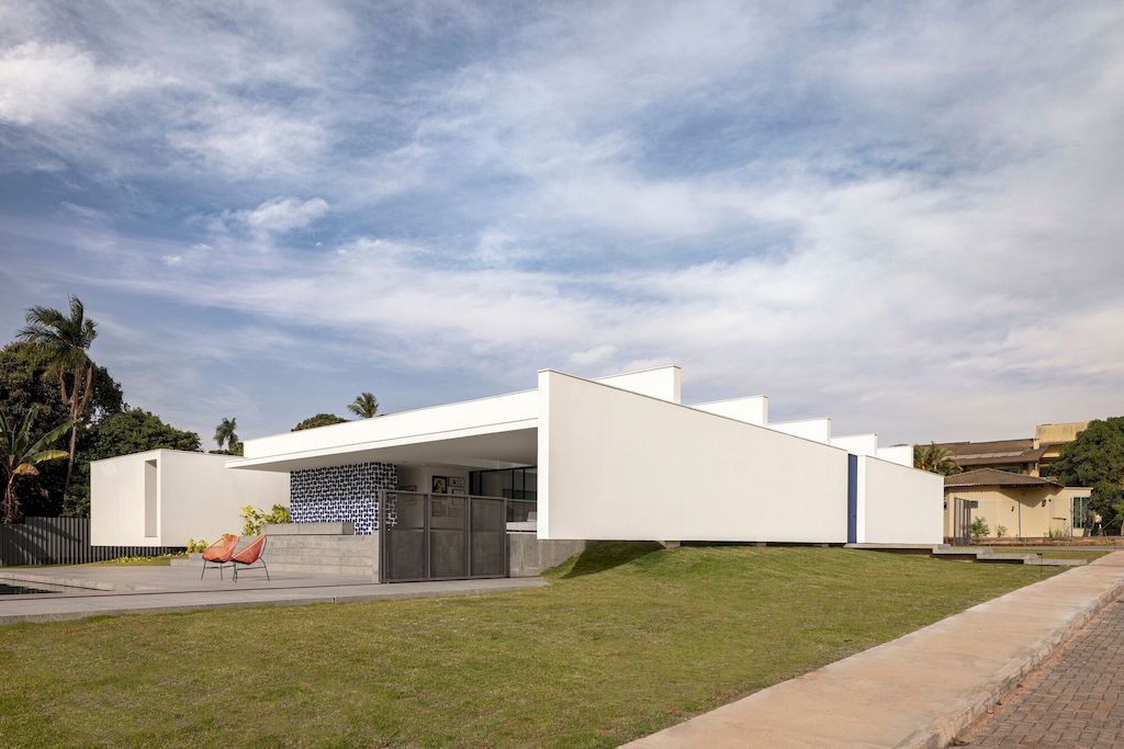Galeria House with impressive white facade in Brazil by BLOCO Arquitetos 19