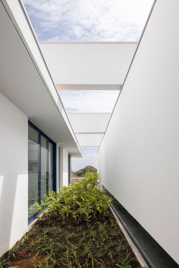 Galeria House with impressive white facade in Brazil by BLOCO Arquitetos 4