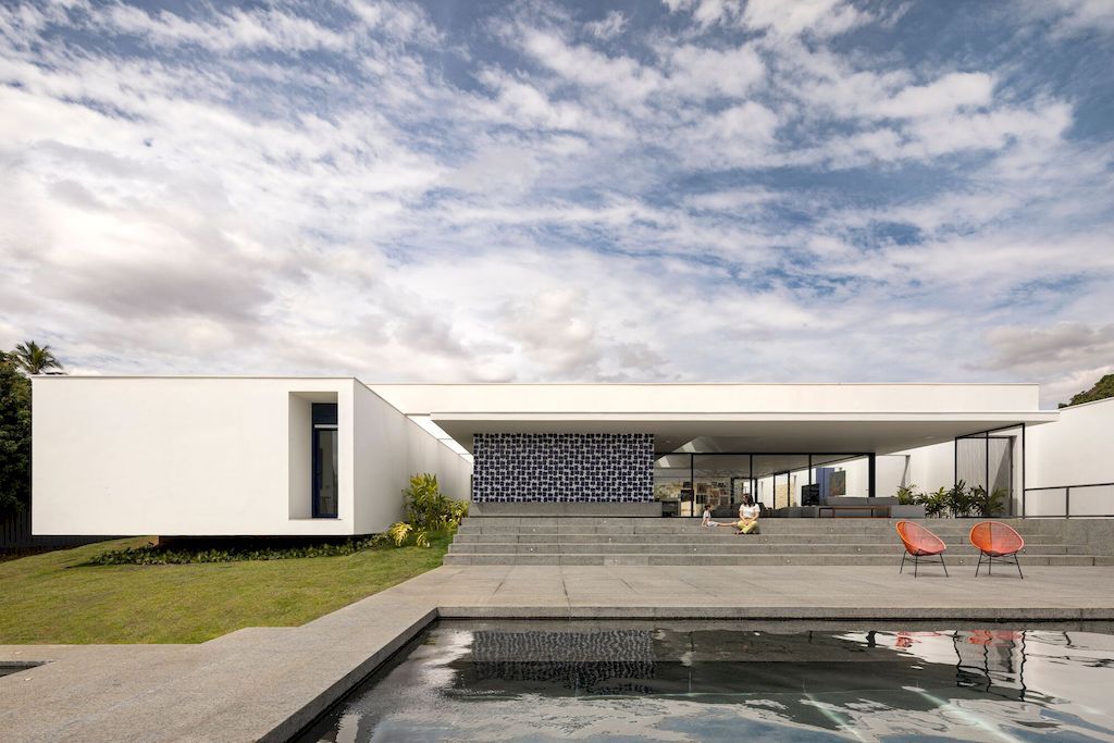 Galeria House with Impressive white facade in Brazil by BLOCO Arquitetos