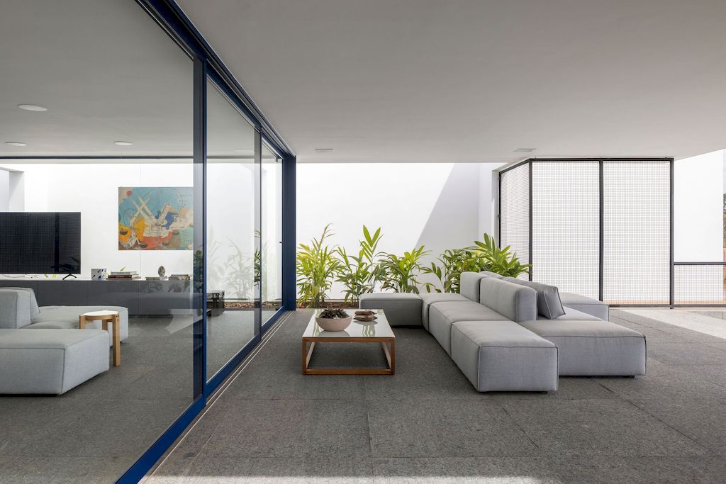Galeria House with Impressive white facade in Brazil by BLOCO Arquitetos