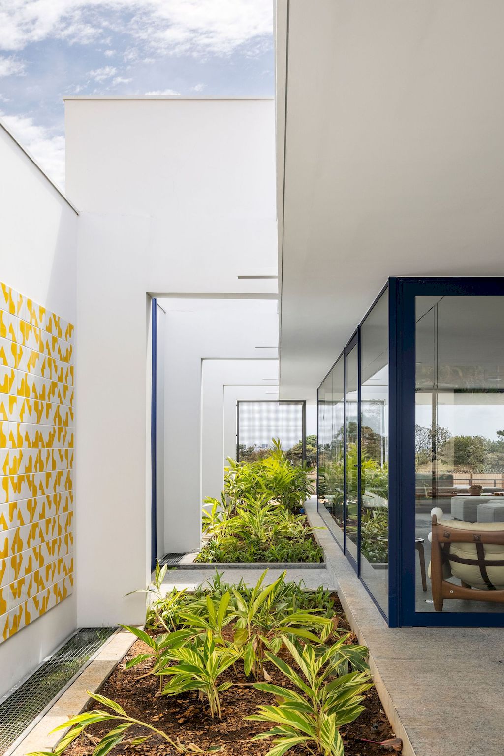 Galeria House with Impressive white facade in Brazil by BLOCO Arquitetos