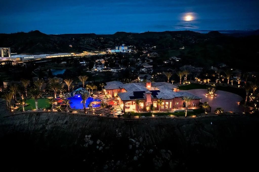 22137 Oak Glen Lane, Friant, California is a newly constructed home boasts 360 degree views of the snow-capped Sierras, Millerton Lake, Eagle Springs Golf Course and the City, enjoying the massive resort-style pool which includes a waterslide, private grotto and recessed fire pit.