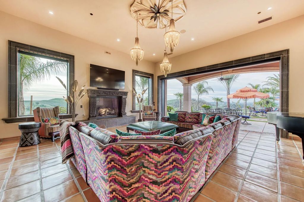 22137 Oak Glen Lane, Friant, California is a newly constructed home boasts 360 degree views of the snow-capped Sierras, Millerton Lake, Eagle Springs Golf Course and the City, enjoying the massive resort-style pool which includes a waterslide, private grotto and recessed fire pit.