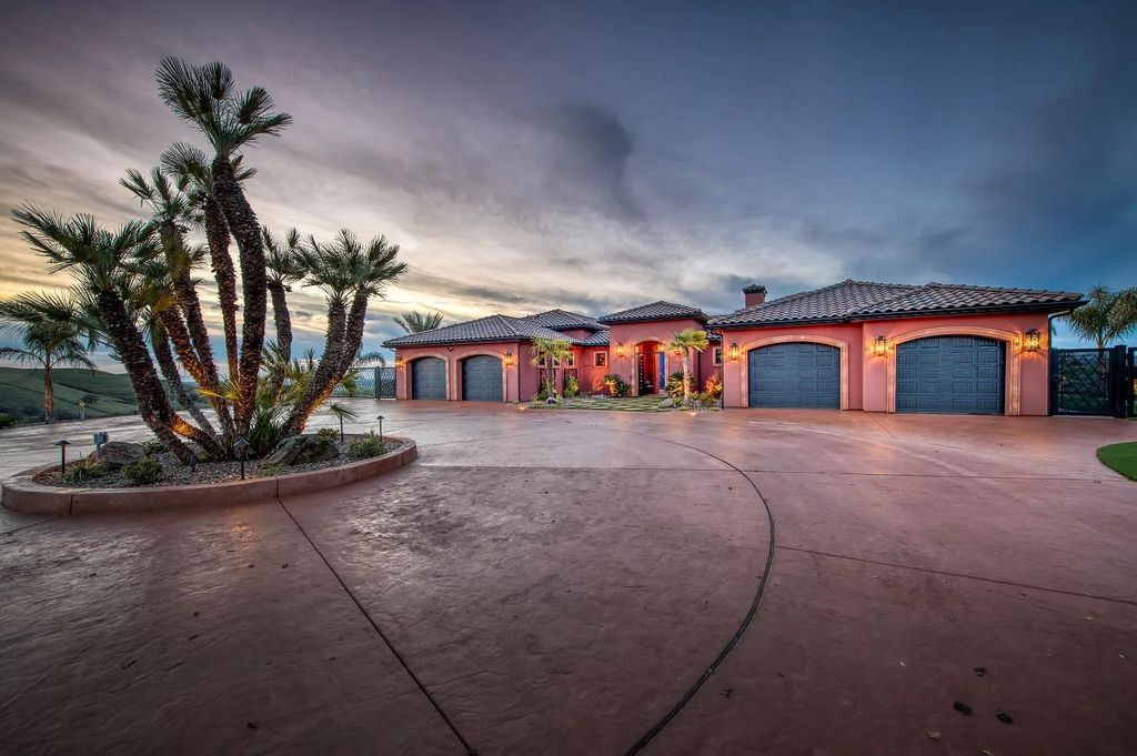 22137 Oak Glen Lane, Friant, California is a newly constructed home boasts 360 degree views of the snow-capped Sierras, Millerton Lake, Eagle Springs Golf Course and the City, enjoying the massive resort-style pool which includes a waterslide, private grotto and recessed fire pit.