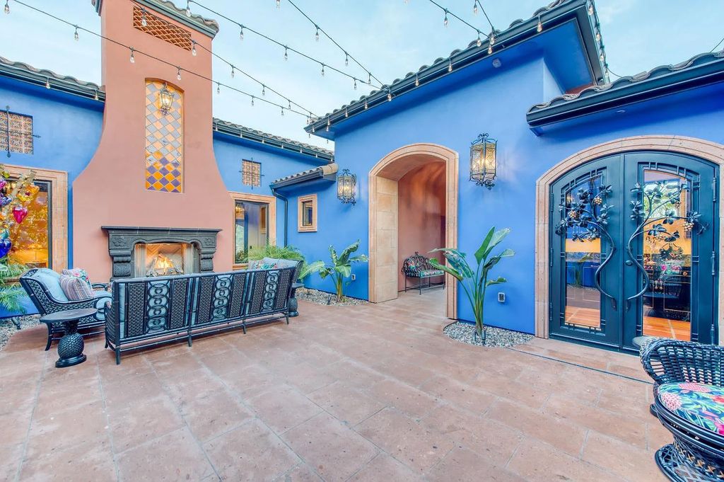 22137 Oak Glen Lane, Friant, California is a newly constructed home boasts 360 degree views of the snow-capped Sierras, Millerton Lake, Eagle Springs Golf Course and the City, enjoying the massive resort-style pool which includes a waterslide, private grotto and recessed fire pit.