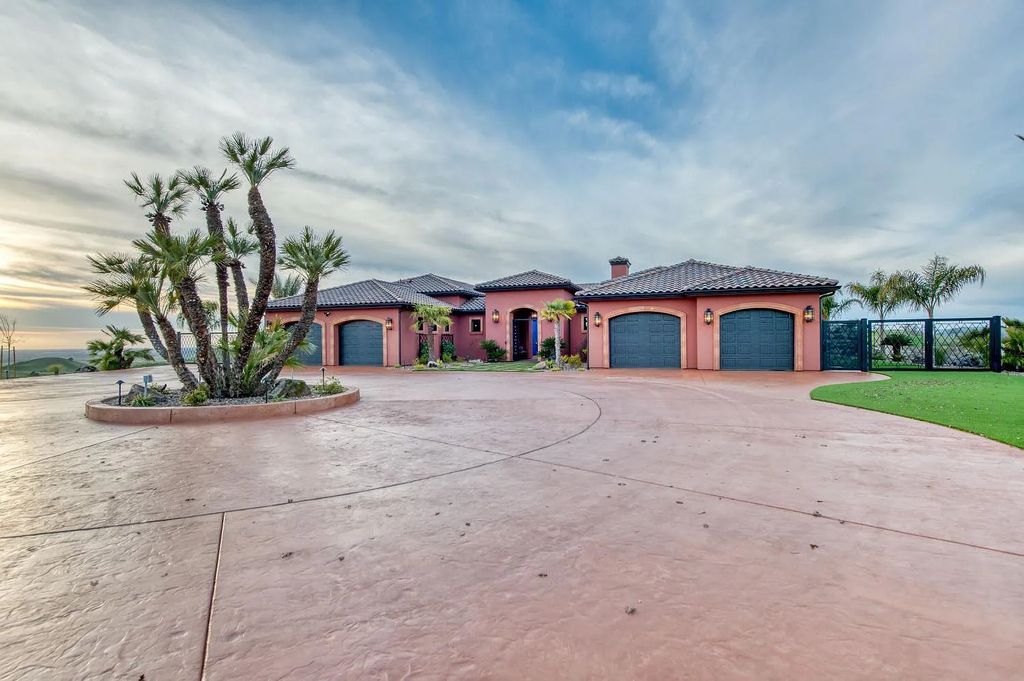 22137 Oak Glen Lane, Friant, California is a newly constructed home boasts 360 degree views of the snow-capped Sierras, Millerton Lake, Eagle Springs Golf Course and the City, enjoying the massive resort-style pool which includes a waterslide, private grotto and recessed fire pit.