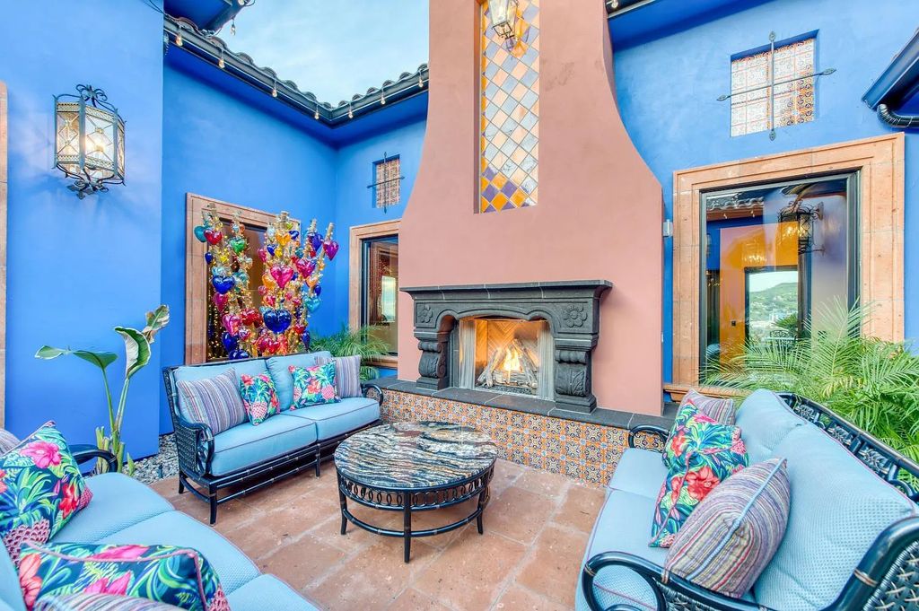 22137 Oak Glen Lane, Friant, California is a newly constructed home boasts 360 degree views of the snow-capped Sierras, Millerton Lake, Eagle Springs Golf Course and the City, enjoying the massive resort-style pool which includes a waterslide, private grotto and recessed fire pit.