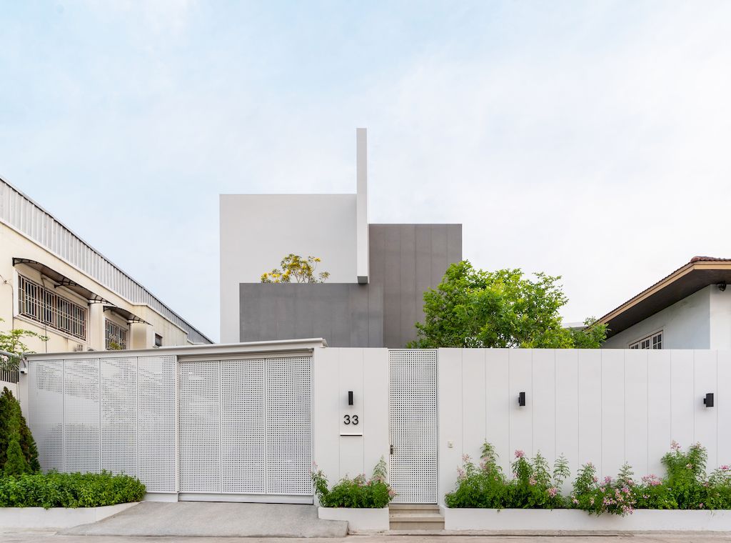 Mit Chit House with Pleasing, Modern Exterior by Looklen Architects