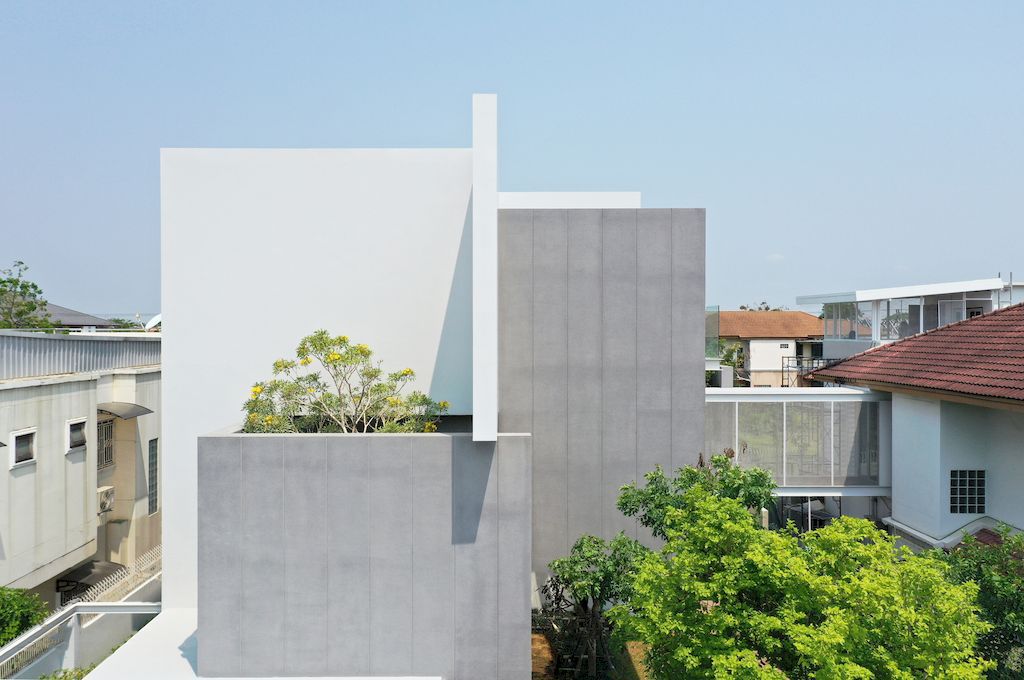 Mit Chit House with Pleasing, Modern Exterior by Looklen Architects