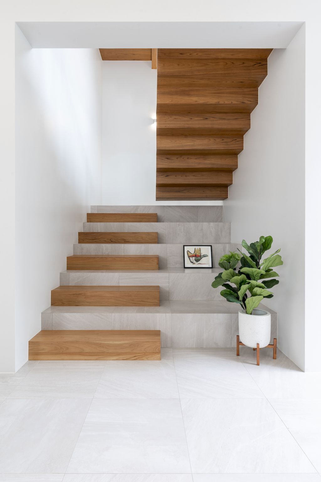 Mit Chit House with Pleasing, Modern Exterior by Looklen Architects