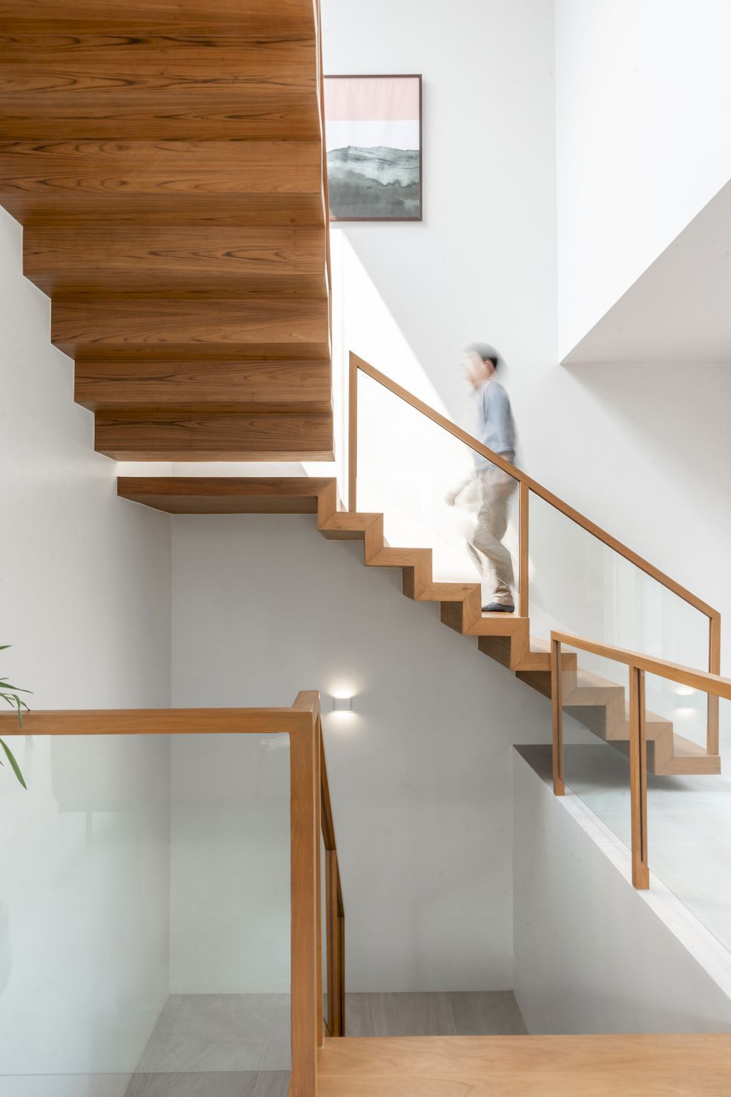 Mit Chit House with Pleasing, Modern Exterior by Looklen Architects