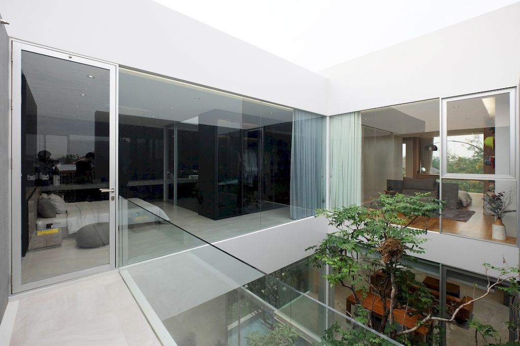 Mit Chit House with Pleasing, Modern Exterior by Looklen Architects