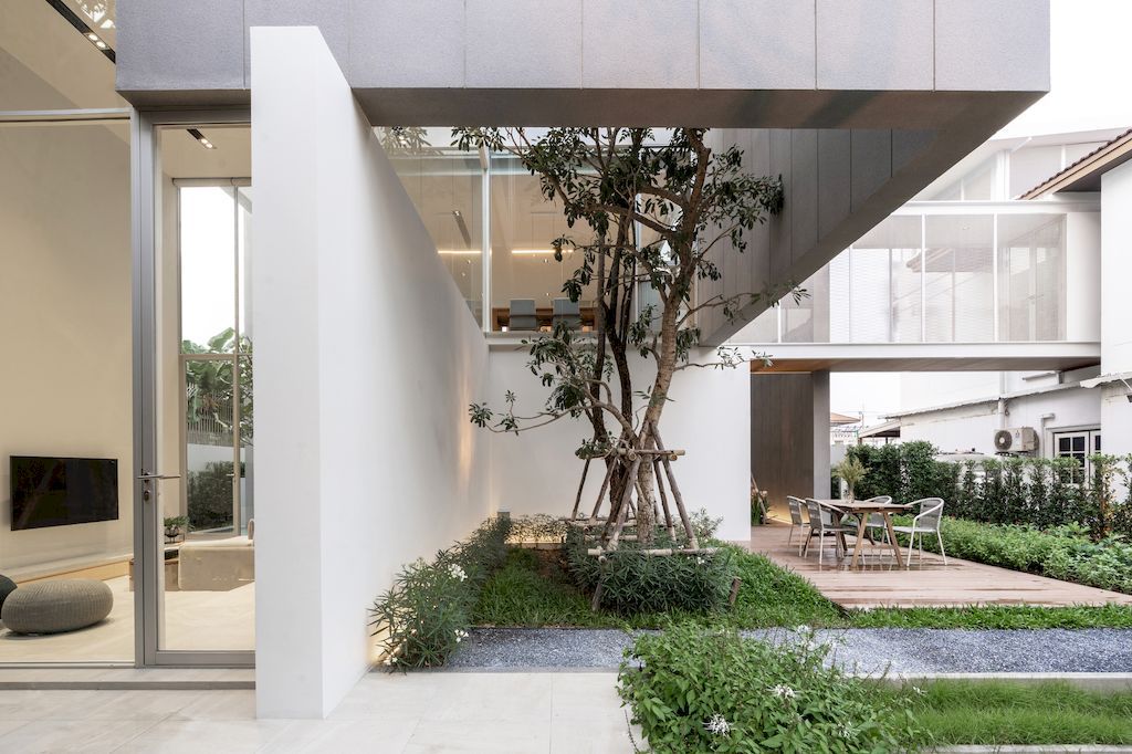 Mit Chit House with Pleasing, Modern Exterior by Looklen Architects