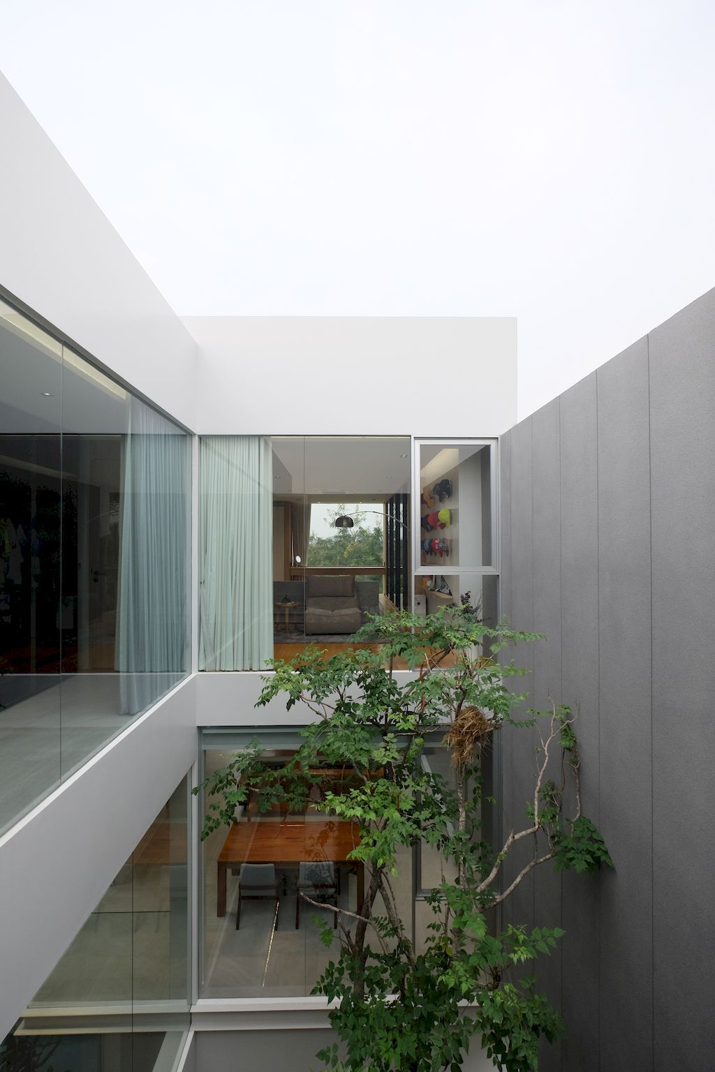 Mit Chit House with Pleasing, Modern Exterior by Looklen Architects