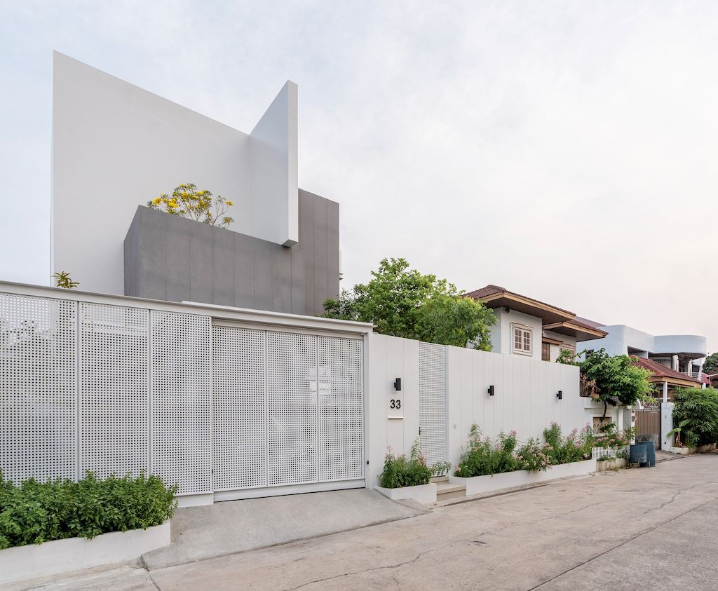 Mit Chit House with Pleasing, Modern Exterior by Looklen Architects