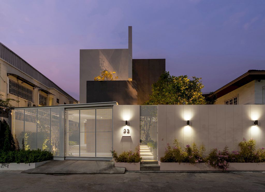Mit Chit House with Pleasing, Modern Exterior by Looklen Architects