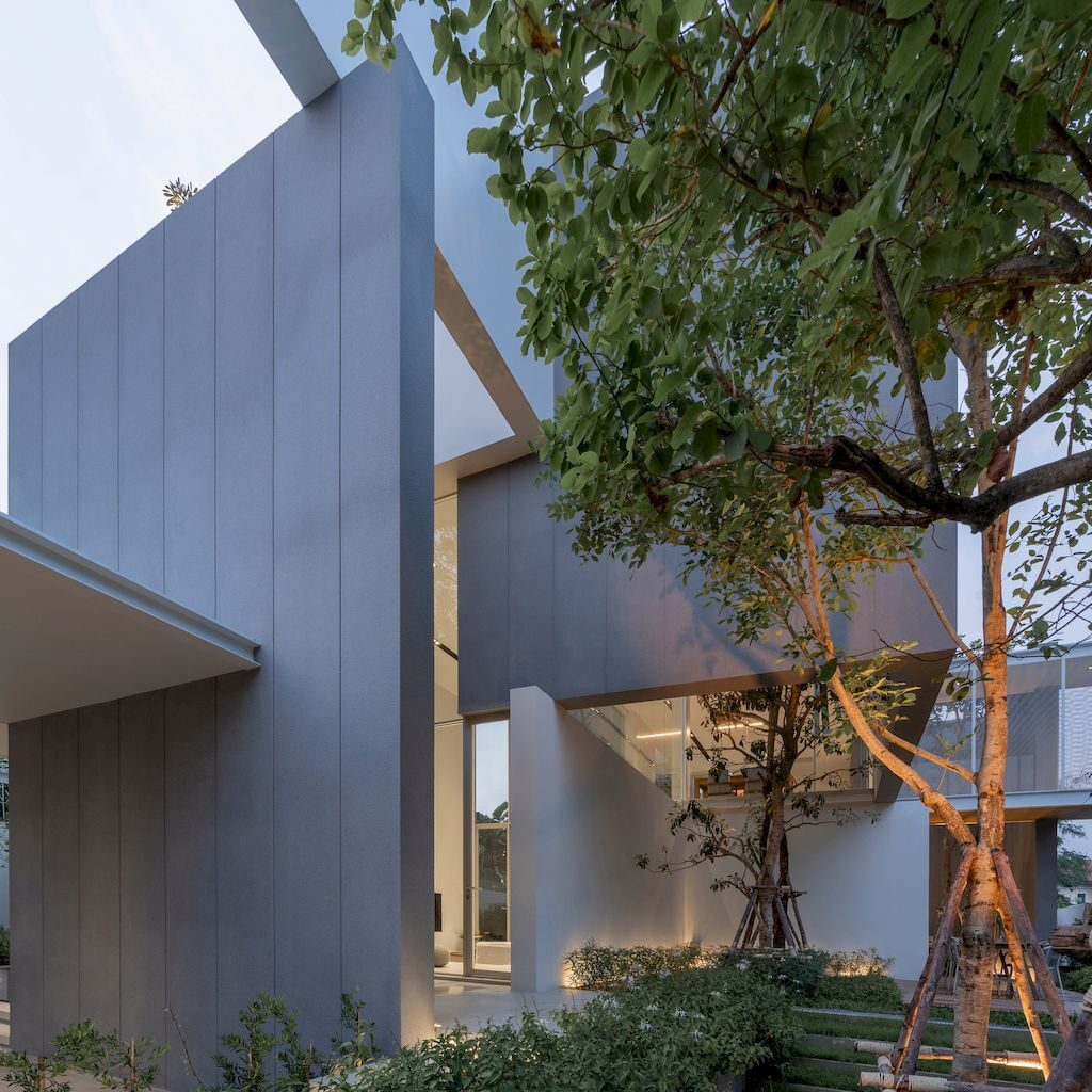 Mit Chit House with Pleasing, Modern Exterior by Looklen Architects