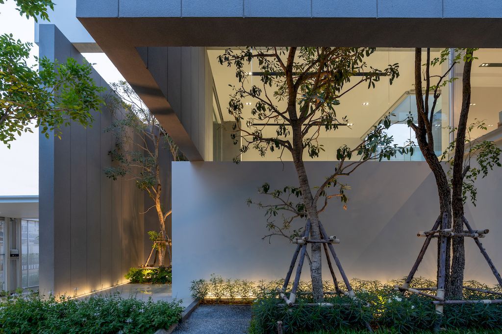 Mit Chit House with Pleasing, Modern Exterior by Looklen Architects