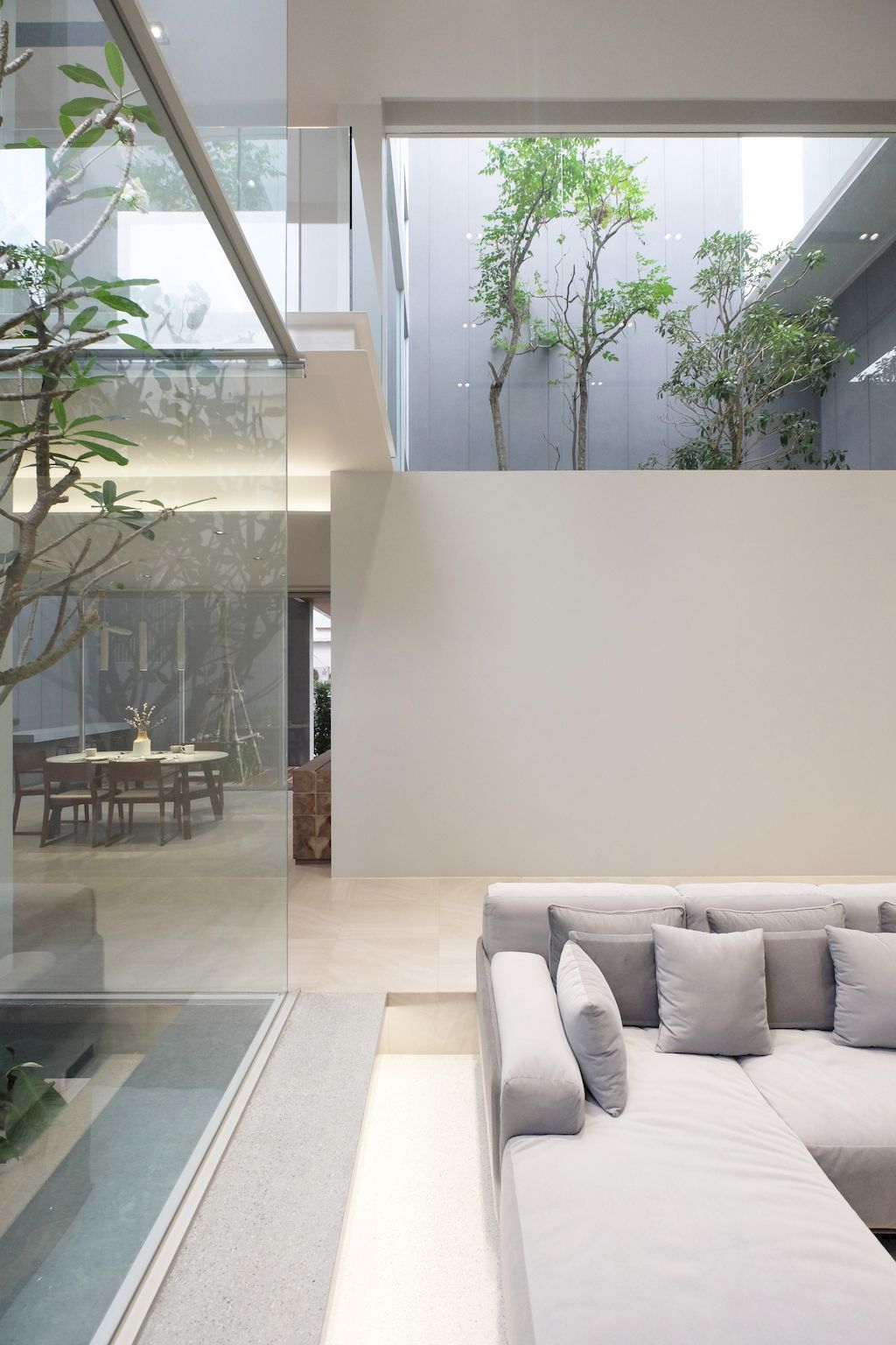 Mit Chit House with Pleasing, Modern Exterior by Looklen Architects