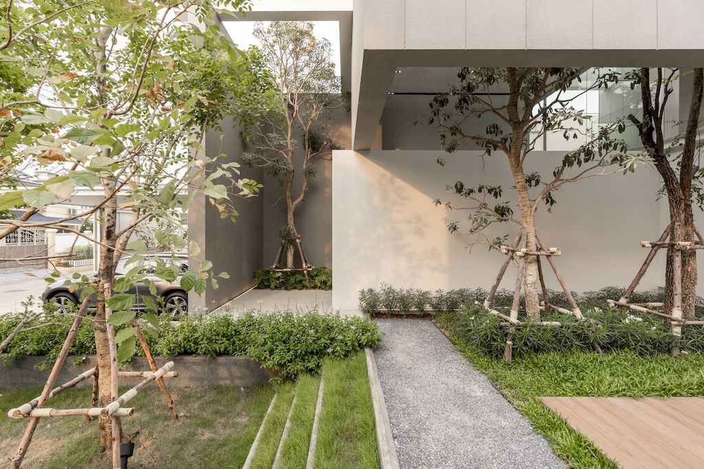 Mit Chit House with Pleasing, Modern Exterior by Looklen Architects