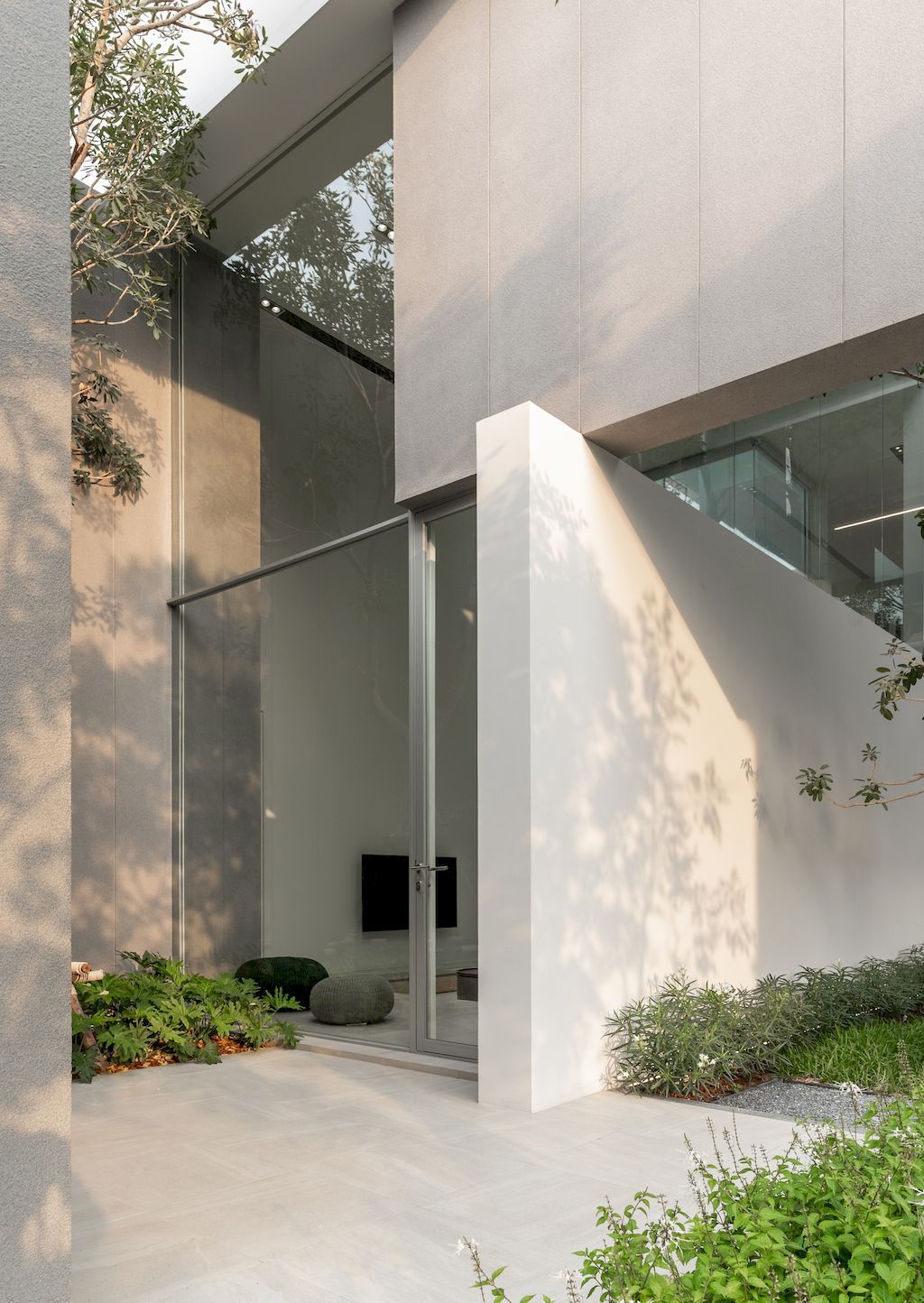 Mit Chit House with Pleasing, Modern Exterior by Looklen Architects