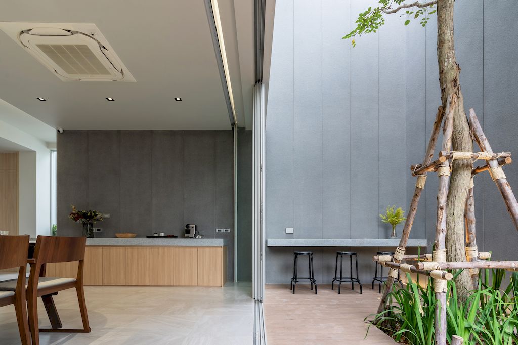 Mit Chit House with Pleasing, Modern Exterior by Looklen Architects