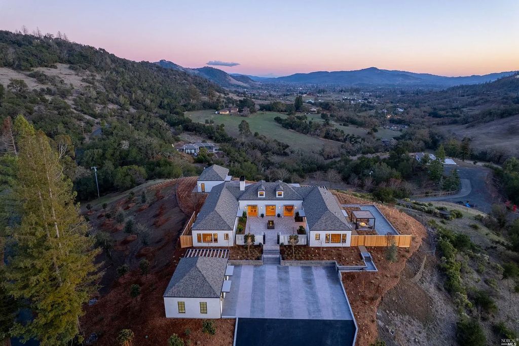 4693 Wallace North Road, Santa Rosa, California is a single level, Modern California style home was built to the highest standards under the collaboration of Alfa Partners, Sonoma Hill Builders & Bevan & Associates, located on nearly 12 acres in Foothill Ranch, equidistant to Healdsburg & Calistoga & just minutes to the Sonoma County Airport.