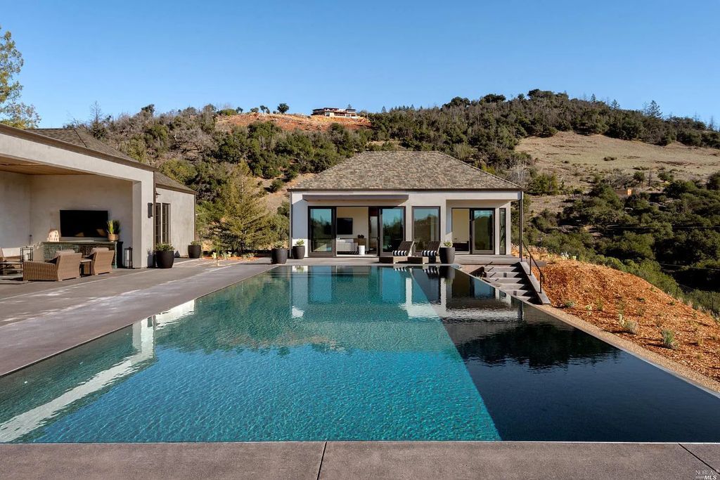 4693 Wallace North Road, Santa Rosa, California is a single level, Modern California style home was built to the highest standards under the collaboration of Alfa Partners, Sonoma Hill Builders & Bevan & Associates, located on nearly 12 acres in Foothill Ranch, equidistant to Healdsburg & Calistoga & just minutes to the Sonoma County Airport.