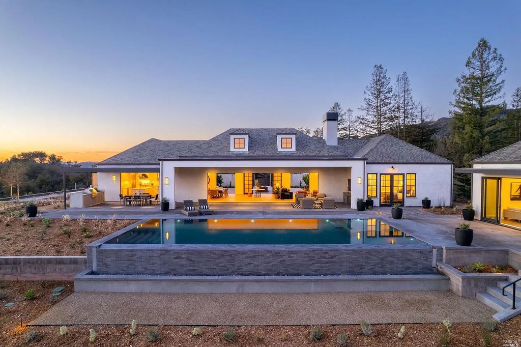 4693 Wallace North Road, Santa Rosa, California is a single level, Modern California style home was built to the highest standards under the collaboration of Alfa Partners, Sonoma Hill Builders & Bevan & Associates, located on nearly 12 acres in Foothill Ranch, equidistant to Healdsburg & Calistoga & just minutes to the Sonoma County Airport.