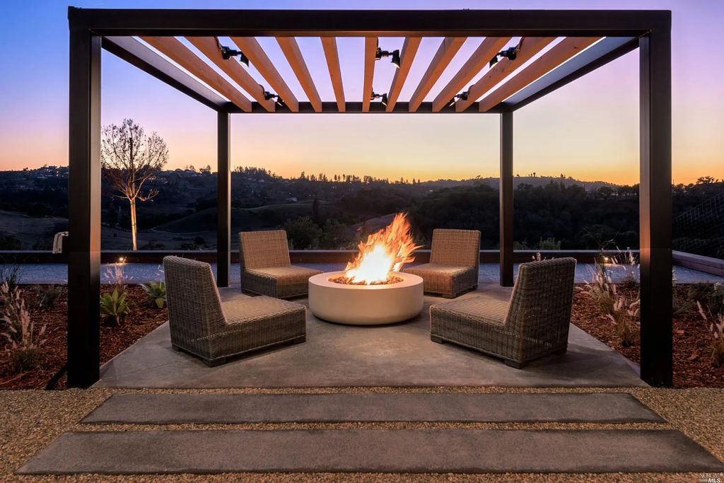 4693 Wallace North Road, Santa Rosa, California is a single level, Modern California style home was built to the highest standards under the collaboration of Alfa Partners, Sonoma Hill Builders & Bevan & Associates, located on nearly 12 acres in Foothill Ranch, equidistant to Healdsburg & Calistoga & just minutes to the Sonoma County Airport.