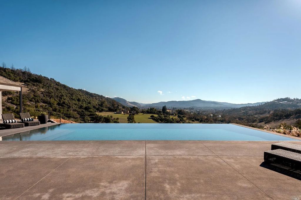 4693 Wallace North Road, Santa Rosa, California is a single level, Modern California style home was built to the highest standards under the collaboration of Alfa Partners, Sonoma Hill Builders & Bevan & Associates, located on nearly 12 acres in Foothill Ranch, equidistant to Healdsburg & Calistoga & just minutes to the Sonoma County Airport.