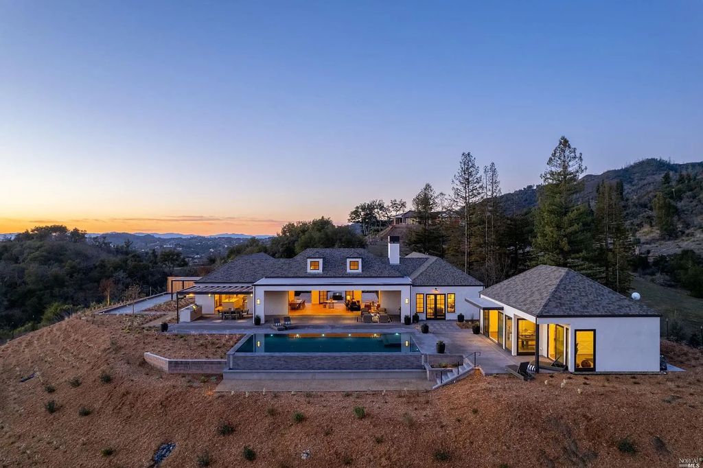 4693 Wallace North Road, Santa Rosa, California is a single level, Modern California style home was built to the highest standards under the collaboration of Alfa Partners, Sonoma Hill Builders & Bevan & Associates, located on nearly 12 acres in Foothill Ranch, equidistant to Healdsburg & Calistoga & just minutes to the Sonoma County Airport.