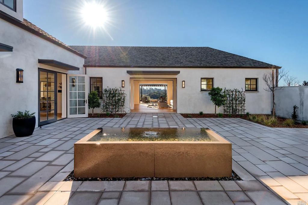 4693 Wallace North Road, Santa Rosa, California is a single level, Modern California style home was built to the highest standards under the collaboration of Alfa Partners, Sonoma Hill Builders & Bevan & Associates, located on nearly 12 acres in Foothill Ranch, equidistant to Healdsburg & Calistoga & just minutes to the Sonoma County Airport.