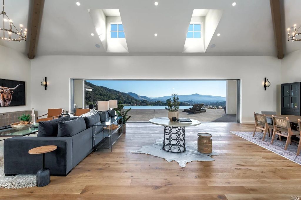 4693 Wallace North Road, Santa Rosa, California is a single level, Modern California style home was built to the highest standards under the collaboration of Alfa Partners, Sonoma Hill Builders & Bevan & Associates, located on nearly 12 acres in Foothill Ranch, equidistant to Healdsburg & Calistoga & just minutes to the Sonoma County Airport.