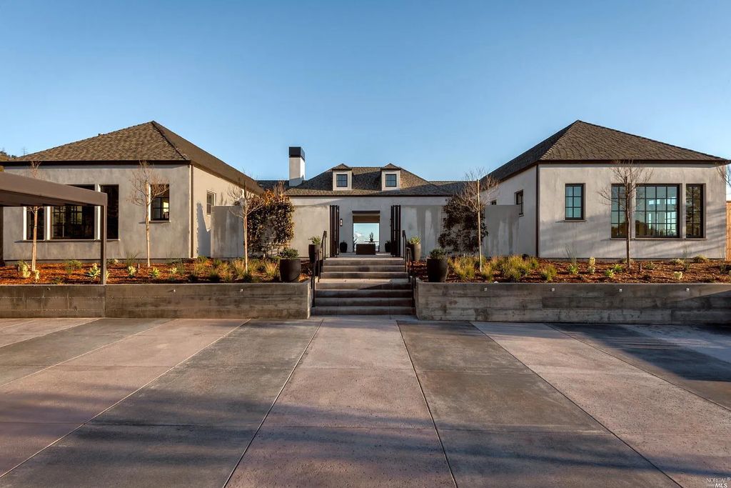 4693 Wallace North Road, Santa Rosa, California is a single level, Modern California style home was built to the highest standards under the collaboration of Alfa Partners, Sonoma Hill Builders & Bevan & Associates, located on nearly 12 acres in Foothill Ranch, equidistant to Healdsburg & Calistoga & just minutes to the Sonoma County Airport.
