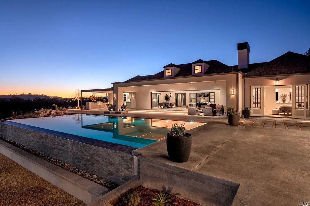 4693 Wallace North Road, Santa Rosa, California is a single level, Modern California style home was built to the highest standards under the collaboration of Alfa Partners, Sonoma Hill Builders & Bevan & Associates, located on nearly 12 acres in Foothill Ranch, equidistant to Healdsburg & Calistoga & just minutes to the Sonoma County Airport.