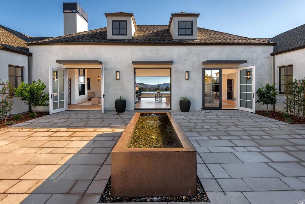 4693 Wallace North Road, Santa Rosa, California is a single level, Modern California style home was built to the highest standards under the collaboration of Alfa Partners, Sonoma Hill Builders & Bevan & Associates, located on nearly 12 acres in Foothill Ranch, equidistant to Healdsburg & Calistoga & just minutes to the Sonoma County Airport.