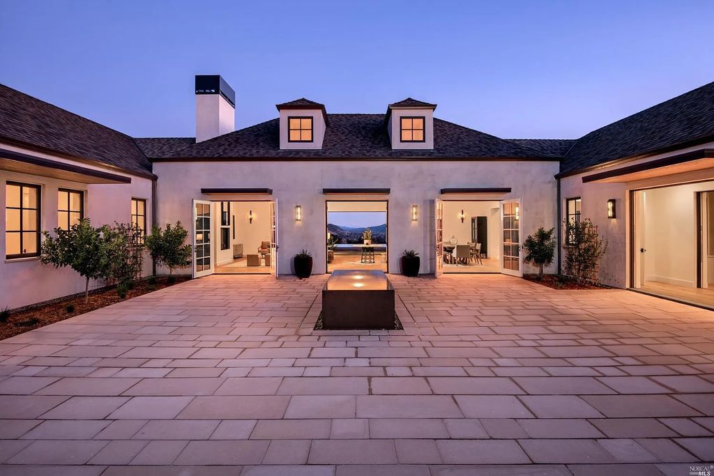 4693 Wallace North Road, Santa Rosa, California is a single level, Modern California style home was built to the highest standards under the collaboration of Alfa Partners, Sonoma Hill Builders & Bevan & Associates, located on nearly 12 acres in Foothill Ranch, equidistant to Healdsburg & Calistoga & just minutes to the Sonoma County Airport.