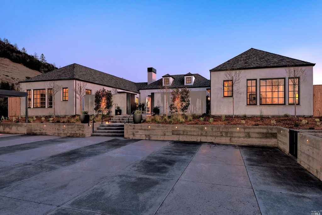 4693 Wallace North Road, Santa Rosa, California is a single level, Modern California style home was built to the highest standards under the collaboration of Alfa Partners, Sonoma Hill Builders & Bevan & Associates, located on nearly 12 acres in Foothill Ranch, equidistant to Healdsburg & Calistoga & just minutes to the Sonoma County Airport.