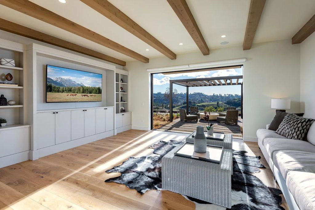 4693 Wallace North Road, Santa Rosa, California is a single level, Modern California style home was built to the highest standards under the collaboration of Alfa Partners, Sonoma Hill Builders & Bevan & Associates, located on nearly 12 acres in Foothill Ranch, equidistant to Healdsburg & Calistoga & just minutes to the Sonoma County Airport.